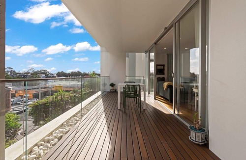Bondi Junction Apartment | Modern Airy Haven Near Beach & City