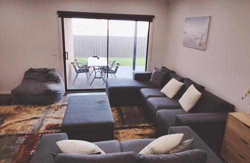 St Leonards House | Modern and cosey 4 bedroom house walk to beach