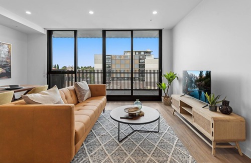 Heidelberg Apartment | Modern Apartment on Burgundy Precinct & Parklands