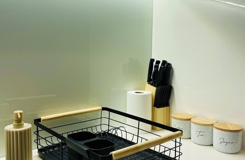 Carlton South Apartment | Modern Apt in Melbourne City within Free Tram Zone & close to Train Stations