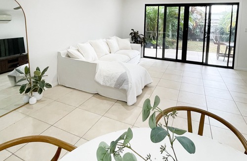 Palm Beach House | Modern Beach Home - 400m from Beach & 300m from talle creek!
