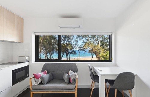 Blackmans Bay Apartment | Modern Beachside Studio