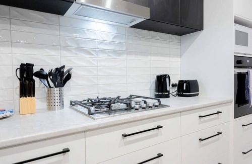Bendigo House | Modern Bendigo Haven Near Hospital: Comfort & WiFi