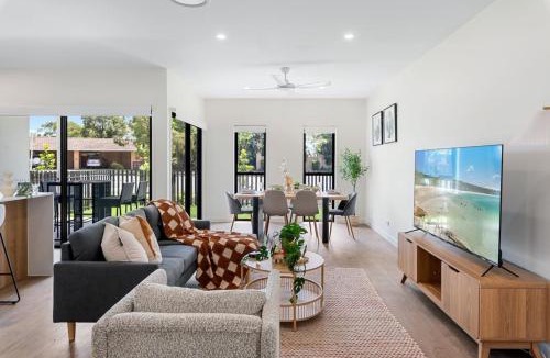 Capalaba House | Modern Brand New House near Mall Park with 2Parking
