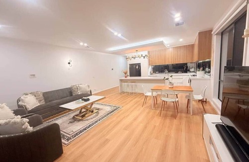 Braybrook House | Modern Braybrook 3BR Near CBD Parking WiFi Stay