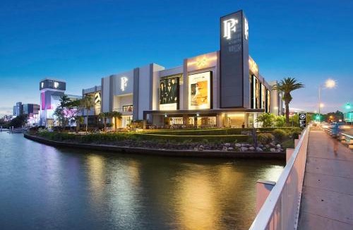 Broadbeach Waters Apartment | Modern Broadbeach Apartment City View
