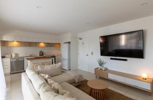 Broadbeach Waters Apartment | Modern Broadbeach Apartment City View