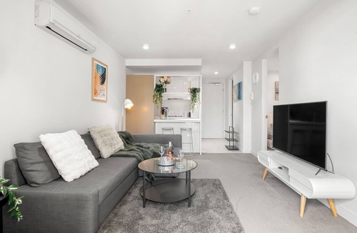 Chinatown Apartment | Modern CBD 2BR Free Parking + Stunning City Views