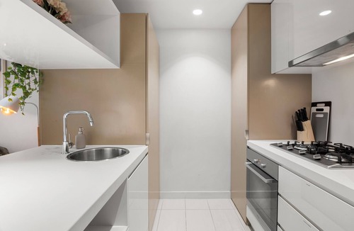 Chinatown Apartment | Modern CBD 2BR Free Parking + Stunning City Views