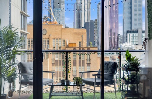Chinatown Apartment | Modern CBD 2BR Free Parking + Stunning City Views