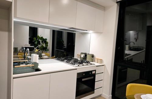 Spring Hill Apartment | Modern CBD Apartment With Skyline Views , Pool Gym & Free Parking