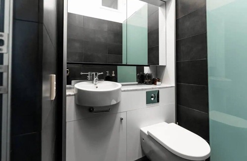 Willoughby Apartment | Modern Chic townhouse in private location