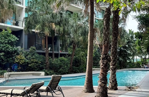 Newstead Apartment | Modern City View Apt Parking Pool Wifi for Business & Leisure