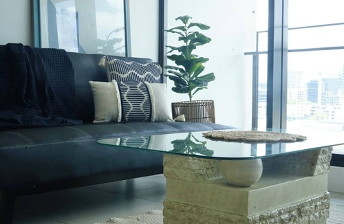 Newstead Apartment | Modern City View Apt Parking Pool Wifi for Business & Leisure