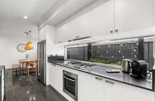 Jindalee Apartment | Modern Coastal Haven, Walk to Eden Beach & Shops