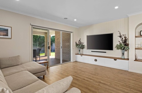 St Leonards House | Modern Coastal Retreat Close to the St Leonards Foreshore