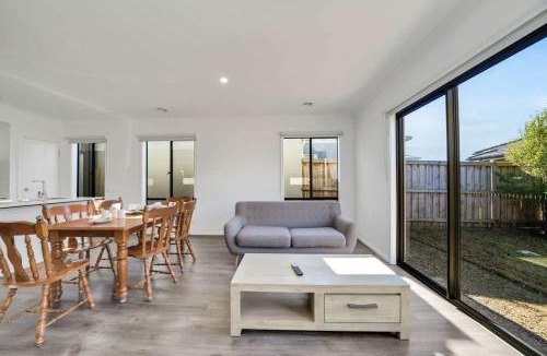 Mount Cottrell House | Modern Comforts in a Spacious 3BR Family Retreat