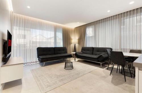 Coogee Apartment | Modern Coogee Apt with Lift, Parking & Balcony