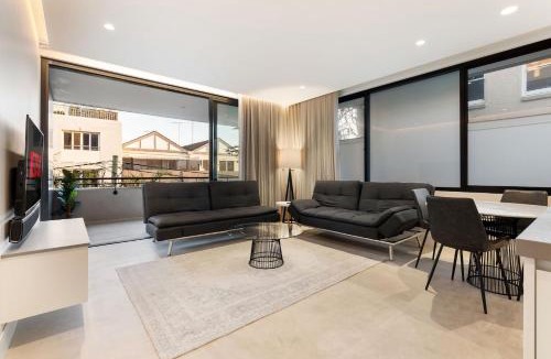 Coogee Apartment | Modern Coogee Apt with Lift, Parking & Balcony
