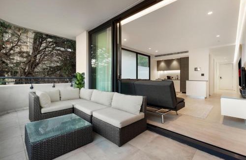 Coogee Apartment | Modern Coogee Apt with Lift, Parking & Balcony