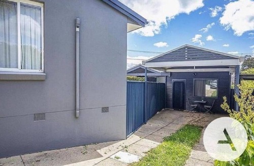 Hughes Cottage | Modern cottage central location