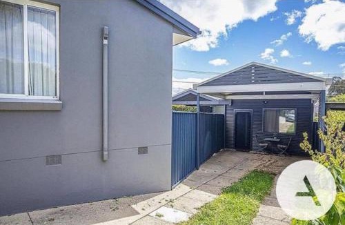 Hughes House | Modern cottage central location