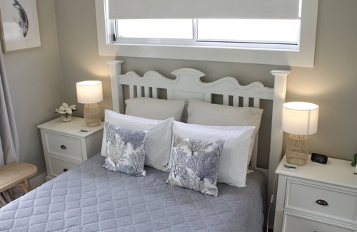 Umina Beach House | Modern Cottage with Heated Pool - Walk to Beach