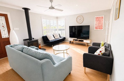 Frankston House | Modern, cozy and comfortable home in a prime Frankston location.