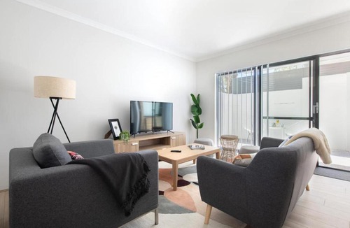 Attadale Apartment | Modern Cozy spacious 3 bdrm 2bath,FREO,Parking,AC