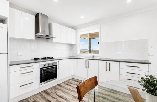 West Bathurst Apartment | Modern designed flat & endless views over Bathurst