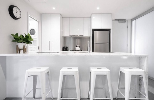 Docklands Apartment | Modern Docklands by Ready Set Stay with parking, linen, gym, and pool