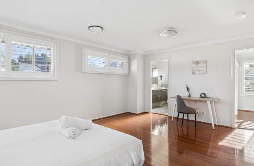 Seven Hills House | Modern Double Room with Ensuite Bath - Near Station - Shared Kitchen