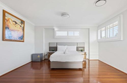Seven Hills House | Modern Double Room with Ensuite Bath - Near Station - Shared Kitchen