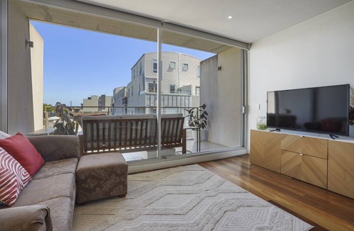St. Kilda East Apartment | Modern Elegance Meets Urban Style in St Kilda