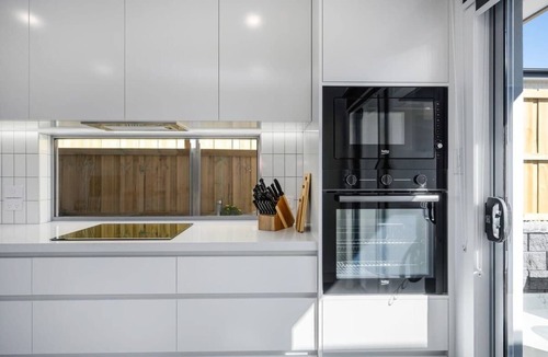 Rokeby House | Modern Escape, 2 Bed/Bath 12 km to CBD/Airport