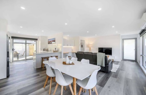 Rokeby House | Modern Escape, 2 Bed/Bath 12 km to CBD/Airport