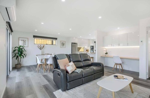 Rokeby House | Modern Escape, 2 Bed/Bath 12 km to CBD/Airport