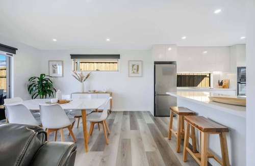 Rokeby House | Modern Escape, 2 Bed/Bath 12 km to CBD/Airport