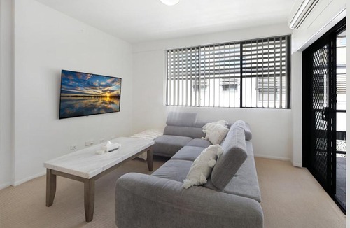 Margate Apartment | Modern Family Seaside Escape just a Stroll to Sutton Beach
