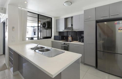 Margate Apartment | Modern Family Seaside Escape just a Stroll to Sutton Beach