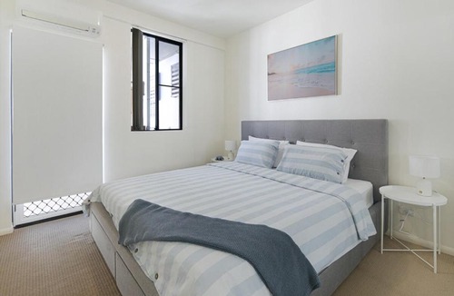 Margate Apartment | Modern Family Seaside Escape just a Stroll to Sutton Beach