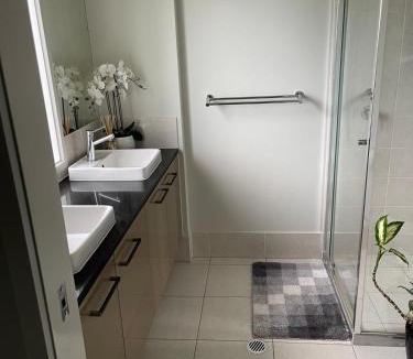 Deebing Heights House | Modern Four Bedroom Holiday Home Available in Deebing Heights