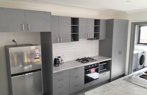 Norlane House | Modern Geelong Unit (green)