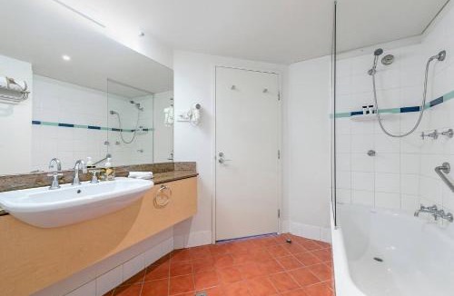 Darwin City Centre Apartment | Modern Harbour Retreat with Sweeping Views Pool