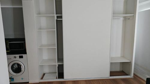 Brisbane Apartment | Modern Holland Park Unit with Easy City Access
