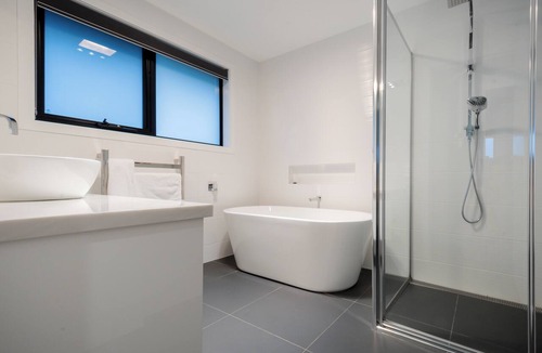 Newstead Apartment | Modern Home for Large Groups or Families