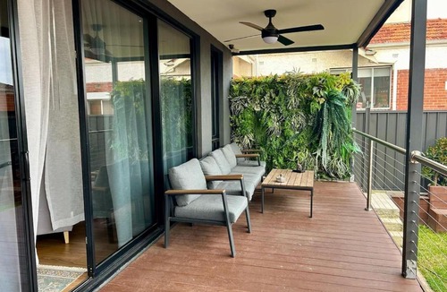 Preston House | Modern Home - gr8 4 groups by Custom Bnb Hosting