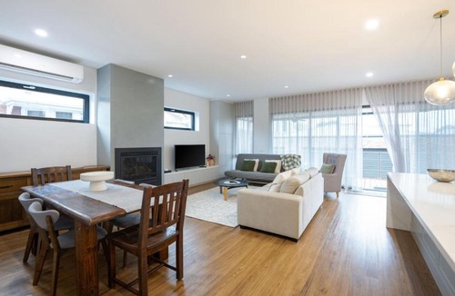 Preston House | Modern Home - gr8 4 groups by Custom Bnb Hosting