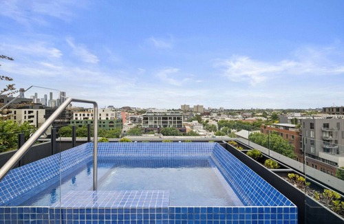 Collingwood North Apartment | Modern, Industrial Hideaway