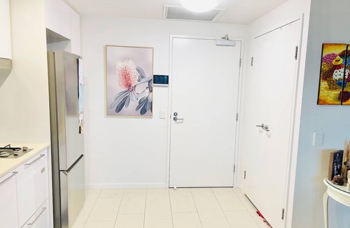 Hamilton Apartment | Modern inner city apartment with river views, WiFi & AC in lovely Hamilton